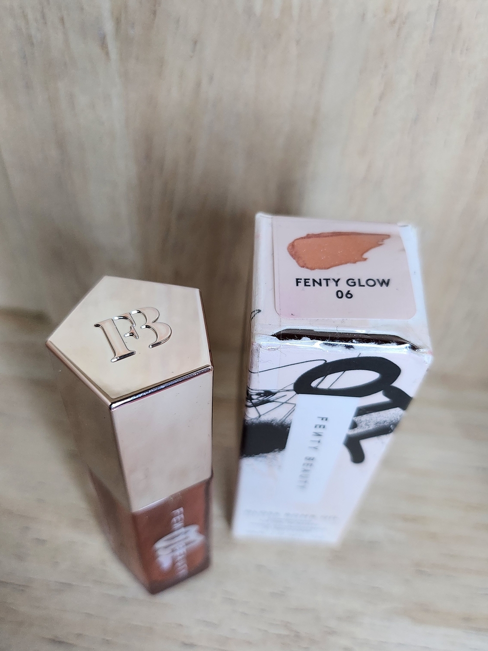 Fenty Beauty Gloss Bomb Oil Luminizing Lip Oil 'N Gloss in the shade "Fenty Glow - Picture 3 of 3